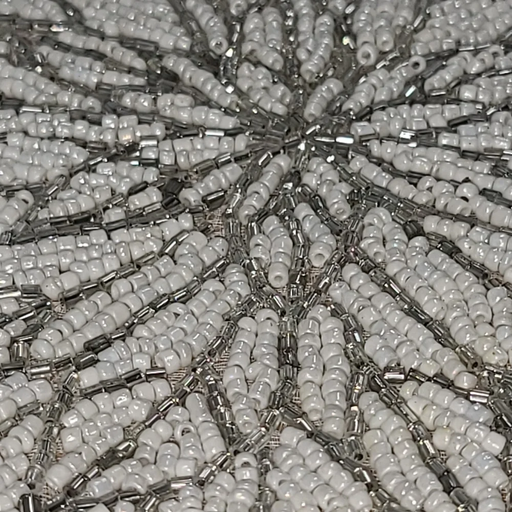 x4 Nicole Miller White & Silver POINSETTIA Sparkly Beaded Placemats Chargers New